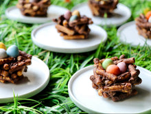 將圖片載入圖庫檢視器 Pretzel Chocolate Easter Nests